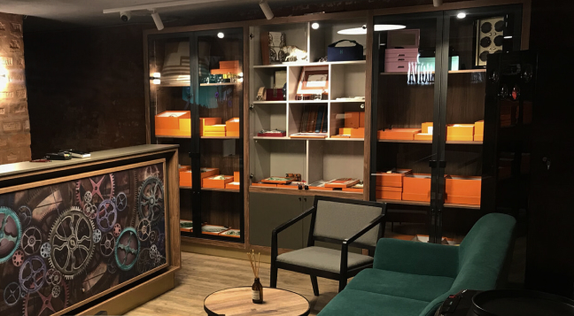 Наличными в офисе